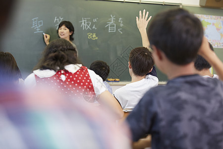 上课积极举手发言的学生图片素材
