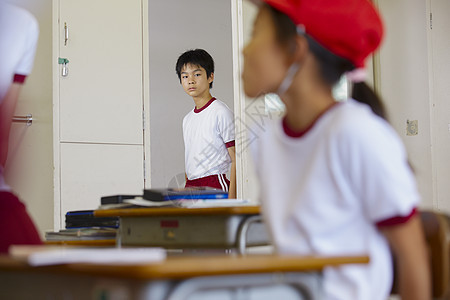 穿运动服的学生图片