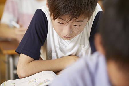 在写作业阅读的学生图片