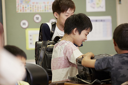 学校里开心聊天的小学生图片