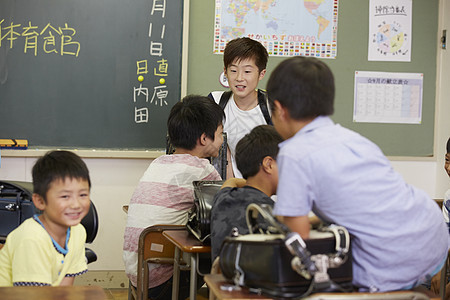 教室里开心聊天的小学生图片