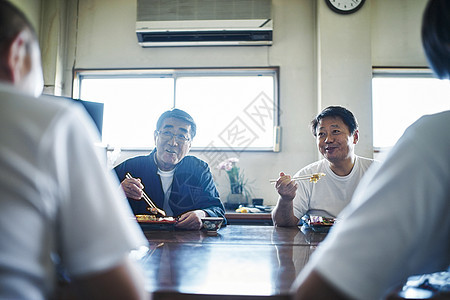 工厂午间吃饭的工人们图片