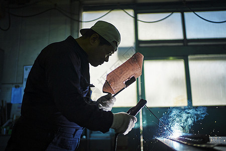 工厂工人焊接操作图片