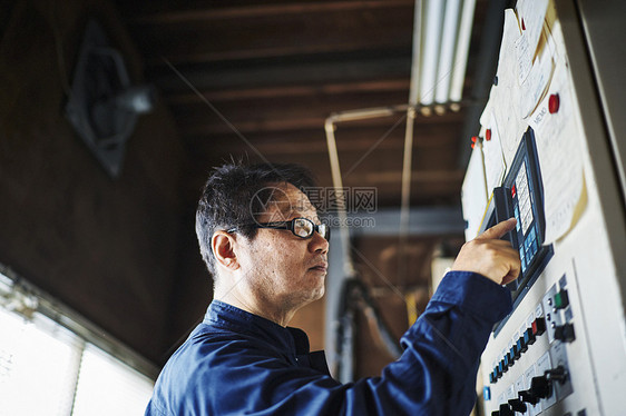 技工在工厂工作的风景图片