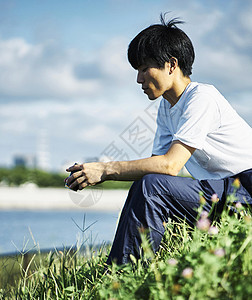 青年工匠在河边休息图片