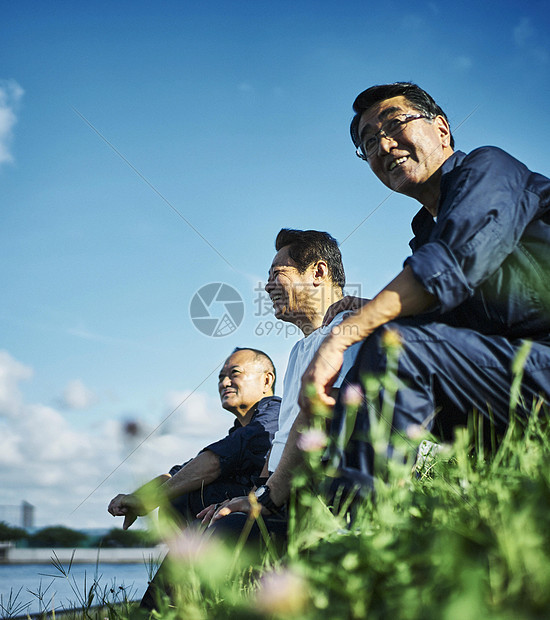 技工工人在河边休息图片