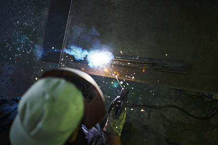 焊接金属的工人图片