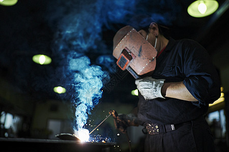  焊接金属的工人图片