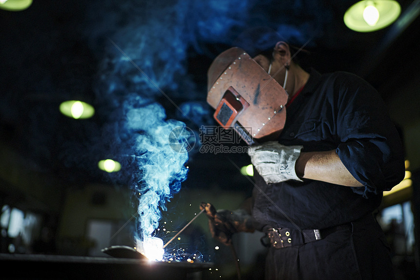  焊接金属的工人图片