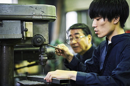 老年工匠在指导年轻工人图片