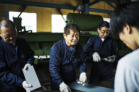工厂的劳动工人图片