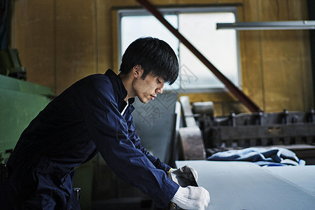 工厂内工作的年轻工人图片