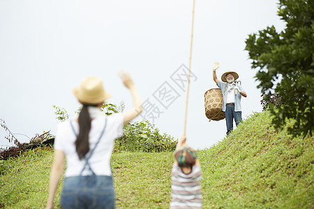 田野里采摘的家庭图片