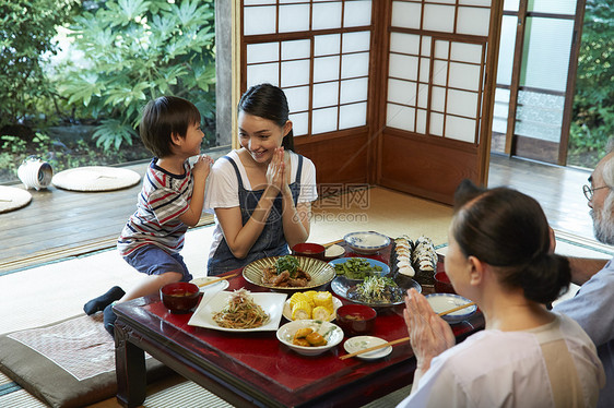日式房屋里吃饭的一家人图片