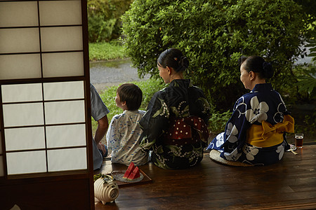 夏日庭院乘凉的一家人图片