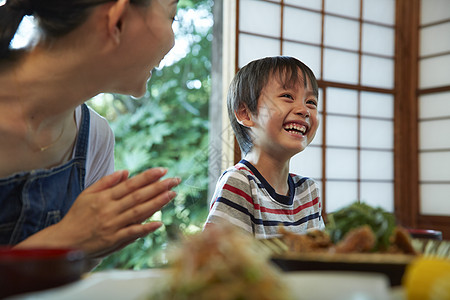 家庭吃饭的孩子图片