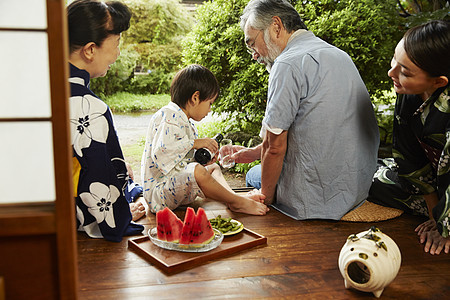 乡村生活的爷爷奶奶和孙子吃西瓜图片