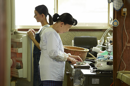 乡村生活制作料理的妇女图片