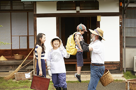 暑假探望乡村生活父母的母子图片