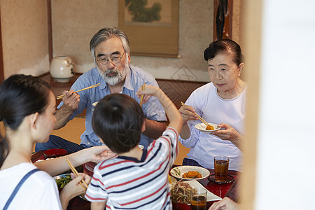 家人围坐在一起吃饭图片