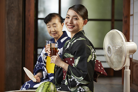 穿着日式浴衣的女人夏日乘凉图片