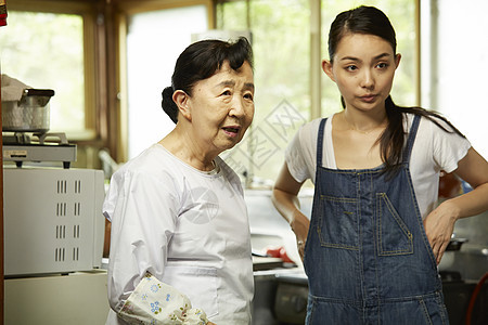 乡村生活制作料理的妇女图片