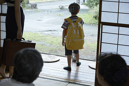 乡下日式房屋中背着书包的孙子与家人们图片