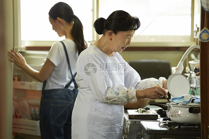 厨房烹调料理的母女二人图片