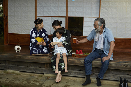 日式房屋中4人乡村生活形象背景图片