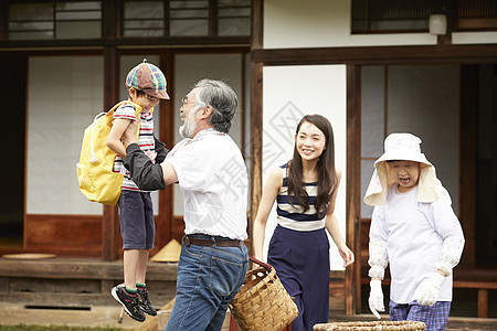 夏日假期去祖父家看望的母子图片