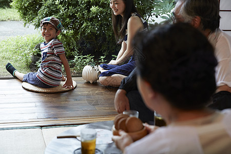 日式房屋中4人乡村生活形象图片