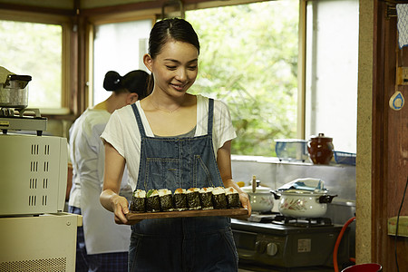 厨房端着寿司的女生乡村生活形象图片