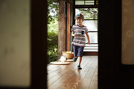 日式房屋内小孩奔跑的乡村生活形象图片