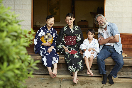 日式房屋中的4人乡村生活形象图片