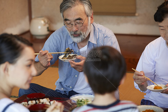 日式房屋中吃午饭的4人图片