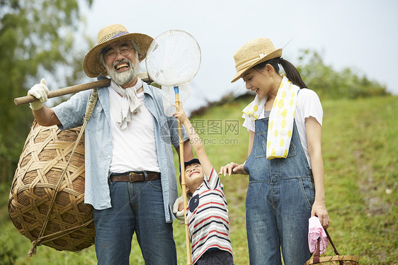 在乡下户外活动的祖孙3人图片