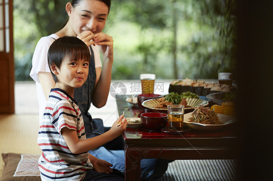 围坐在餐桌前吃饭的母子图片