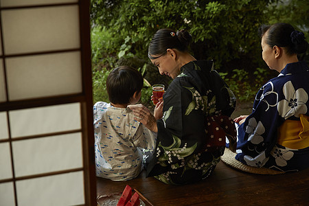 穿着日式浴衣的女人夏日乘凉图片