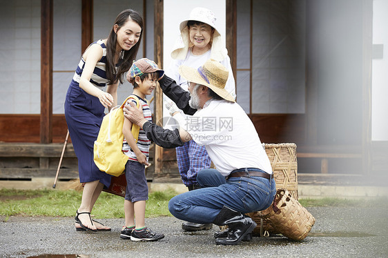 暑假探望乡村生活父母的母子图片