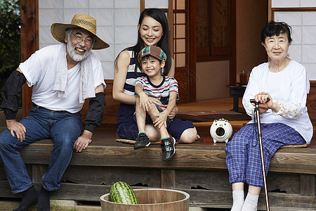 夏日乘凉的乡村家庭图片