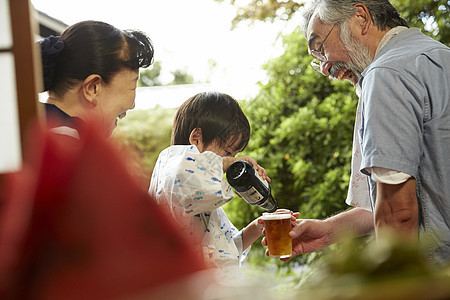 孙子为爷爷到酒图片