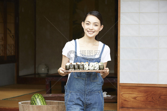 端上料理的家庭主妇图片