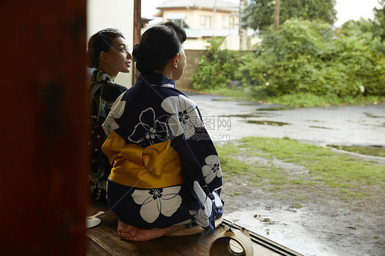 穿着日式浴衣的女人夏日乘凉图片
