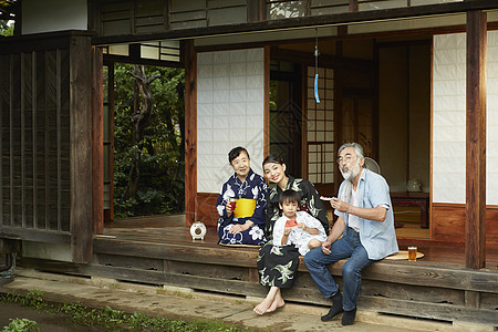 暑假乡村生活的家庭吃西瓜图片