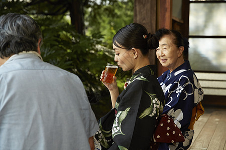 穿着日式浴衣的女人夏日乘凉图片