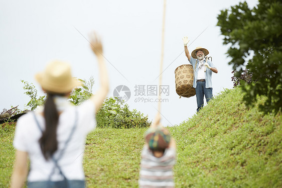 远处打招呼的农民爷爷图片