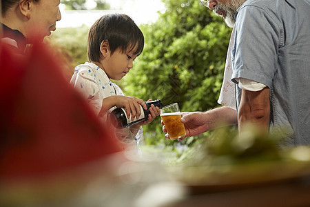 孙子为爷爷倒上啤酒图片