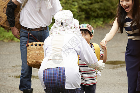 暑假乡村探亲的母子图片