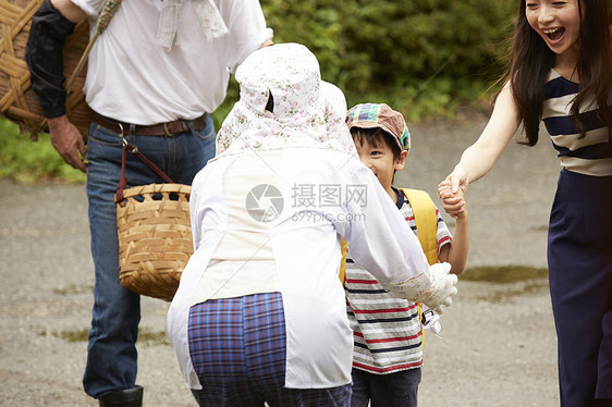 暑假乡村探亲的母子图片