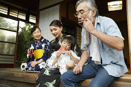 暑假乡村生活的家庭吃西瓜背景图片